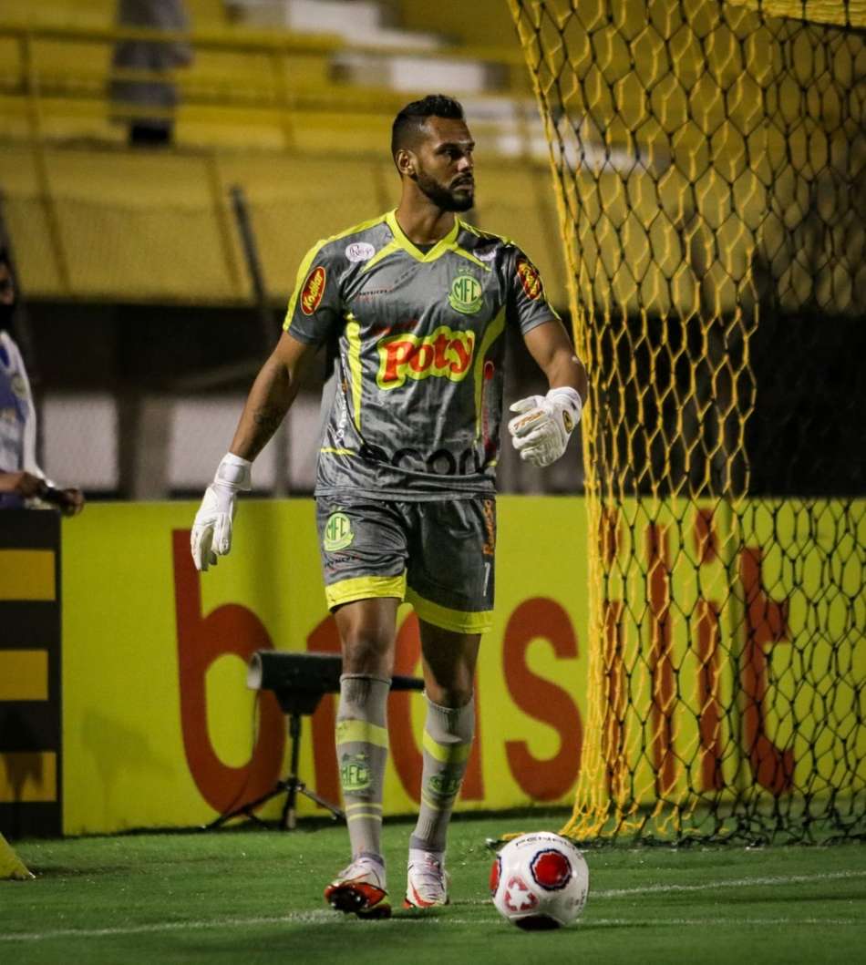 Recuperado da dengue, Darley volta aos treinos e se aproxima de retorno