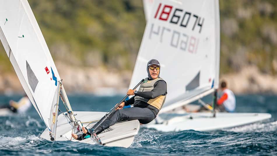 Com velejador de 69 anos, Copa Brasil de Vela de Praia agita Arraial do Cabo