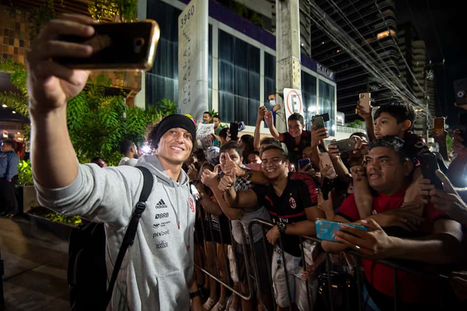 Com protestos à diretoria e aplausos ao elenco, Flamengo desembarca em Fortaleza para partida contra o Ceará