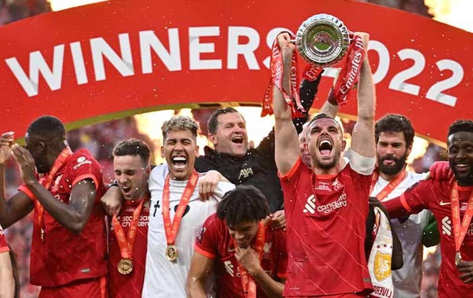 Torcedor do Liverpool se empolga e exibe faixa para goleiro Alisson: 'Homem bonito'