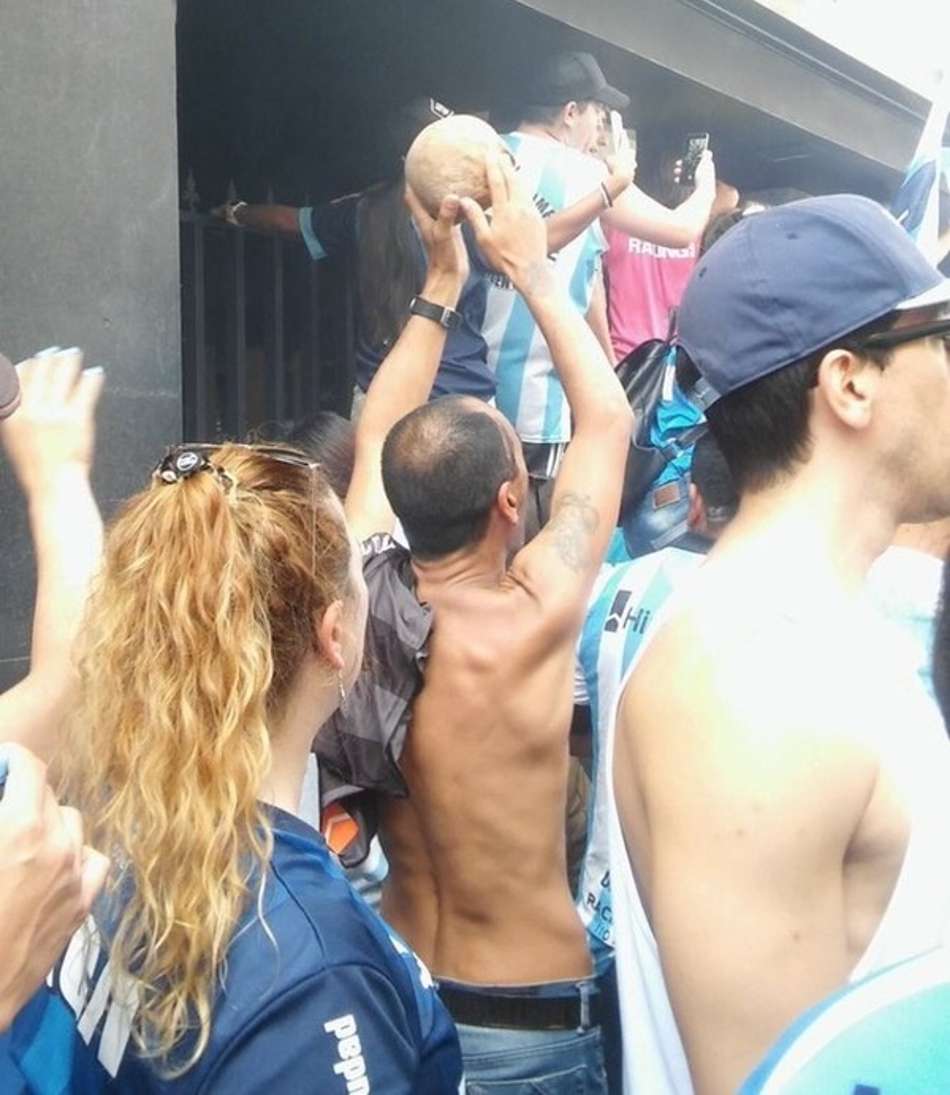 Torcedor do Racing leva crânio de avô para partida decisiva: "Amuleto"