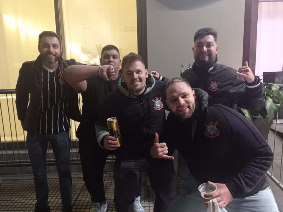 VÍDEO: Torcedores do Corinthians chegam a Buenos Aires e brincam com argentinos