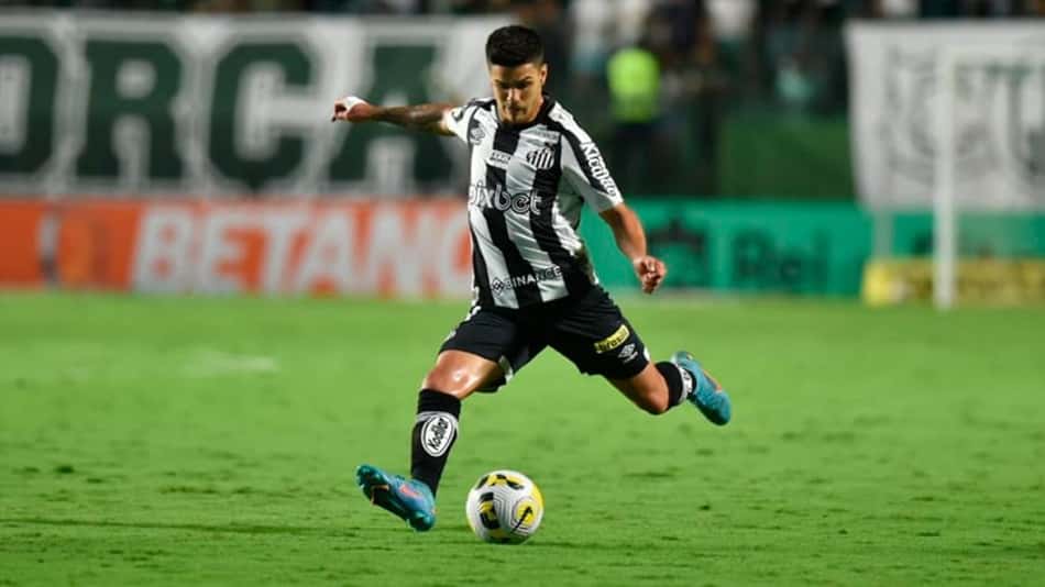 Santos perde para o Goiás e se afasta da liderança do Brasileiro