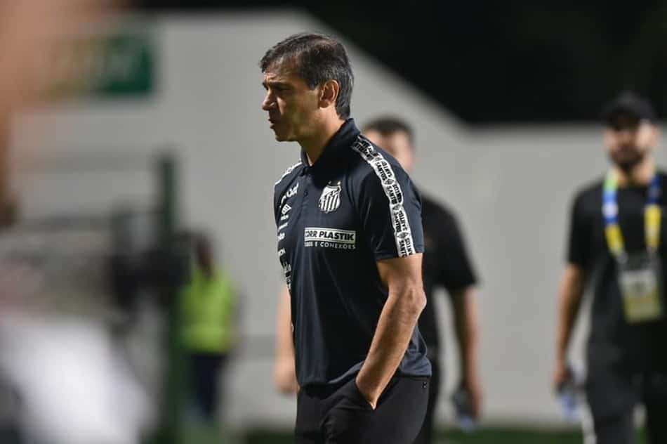 Bustos volta a criticar arbitragem, mas elogia a atuação do Santos