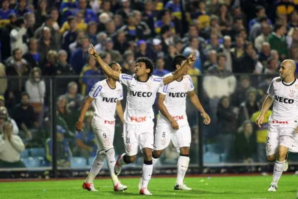 Romarinho lança camiseta em comemoração aos 10 anos do gol pelo Corinthians na Libertadores