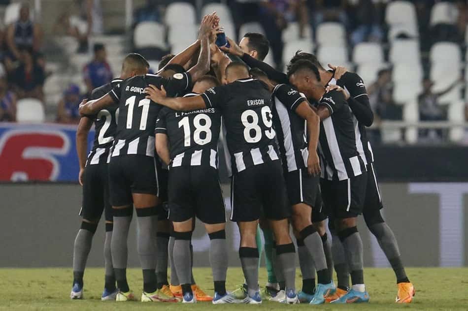 Com festa da torcida e no clima de John Textor, Botafogo entra no G4 do Brasileirão após quase três anos