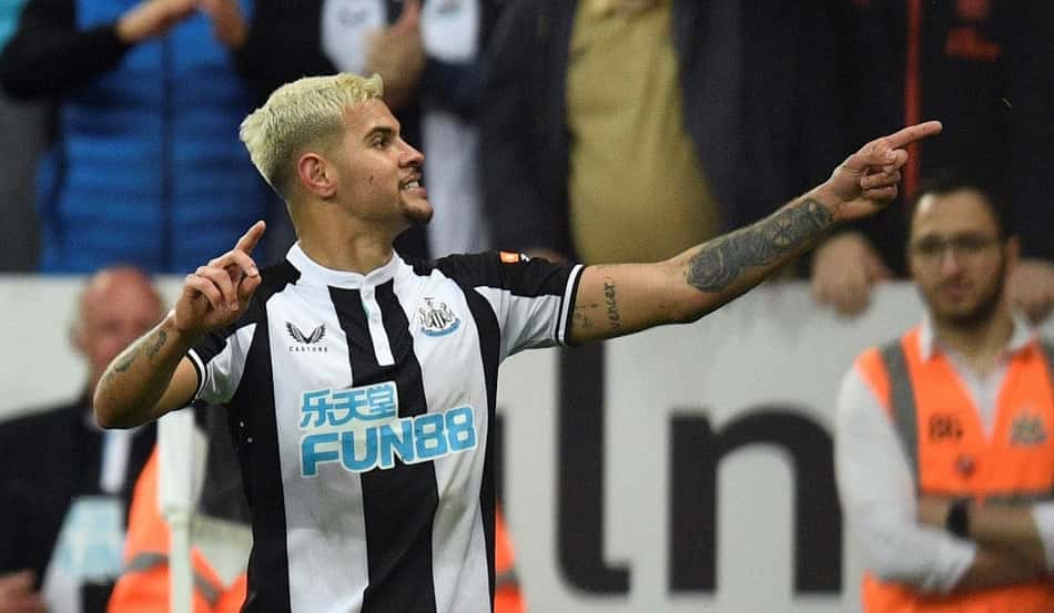 Bruno Guimarães marca e Newcastle vence o Arsenal, que se complica por vaga na Champions