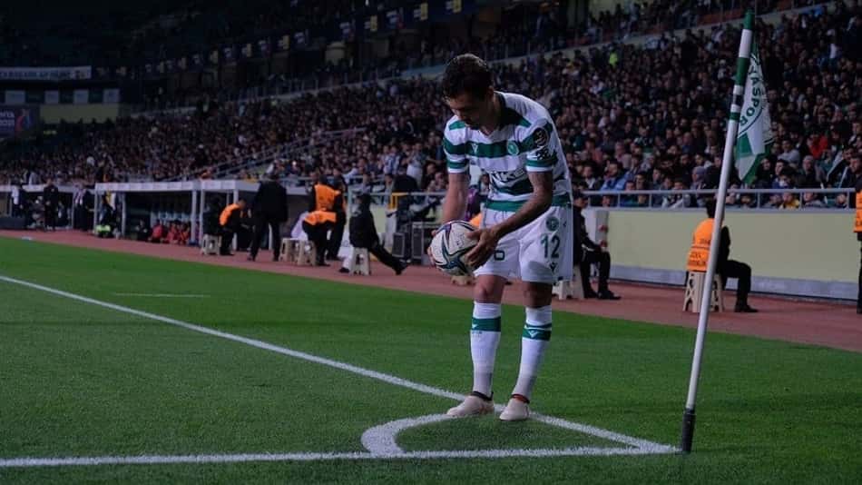 Brasileiro dedica vaga do Konyaspor na Conference League a companheiro morto em acidente de carro