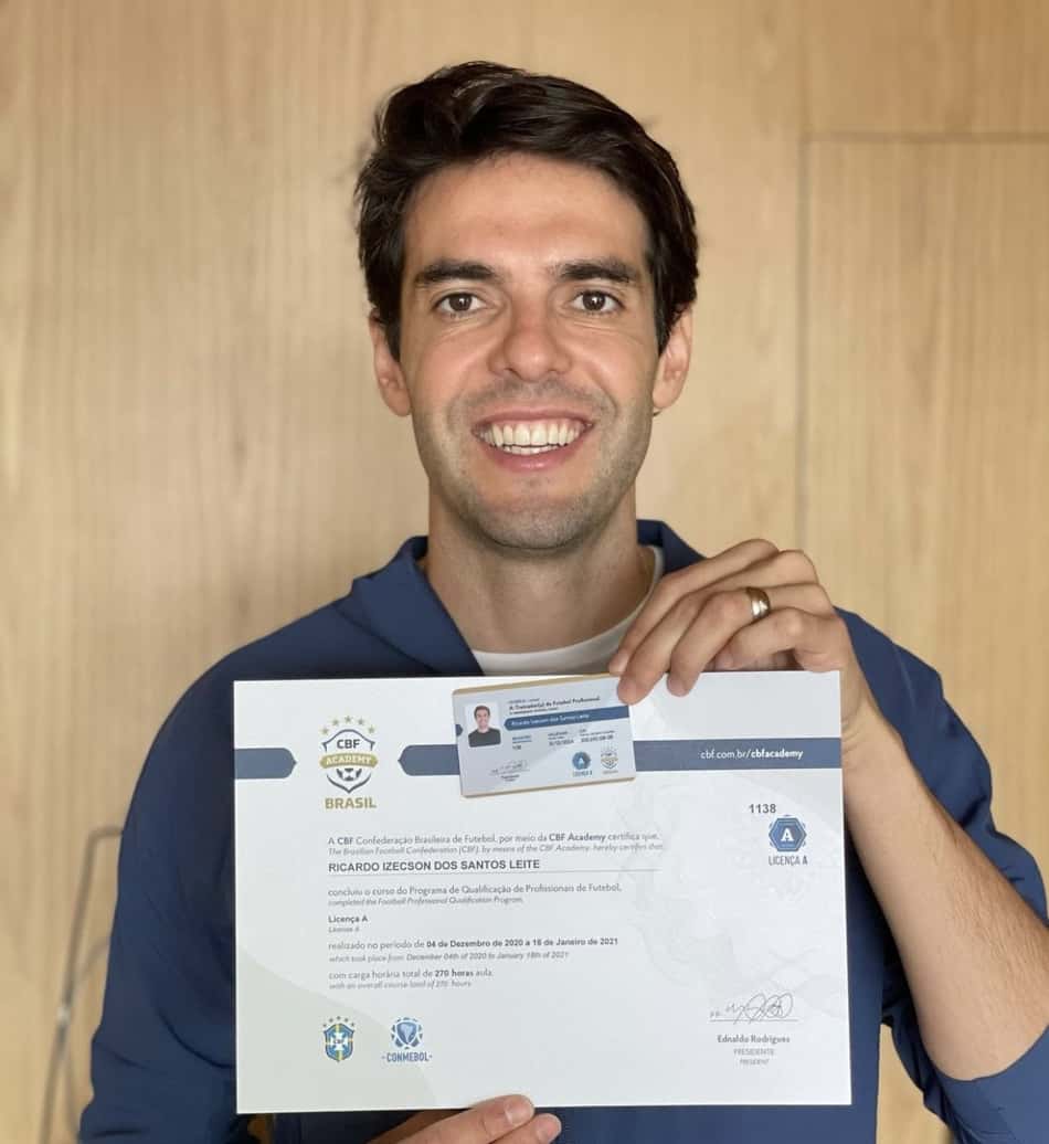 Ídolo do São Paulo, Kaká termina curso de treinador na CBF e brinca: 'Só falta o time agora'