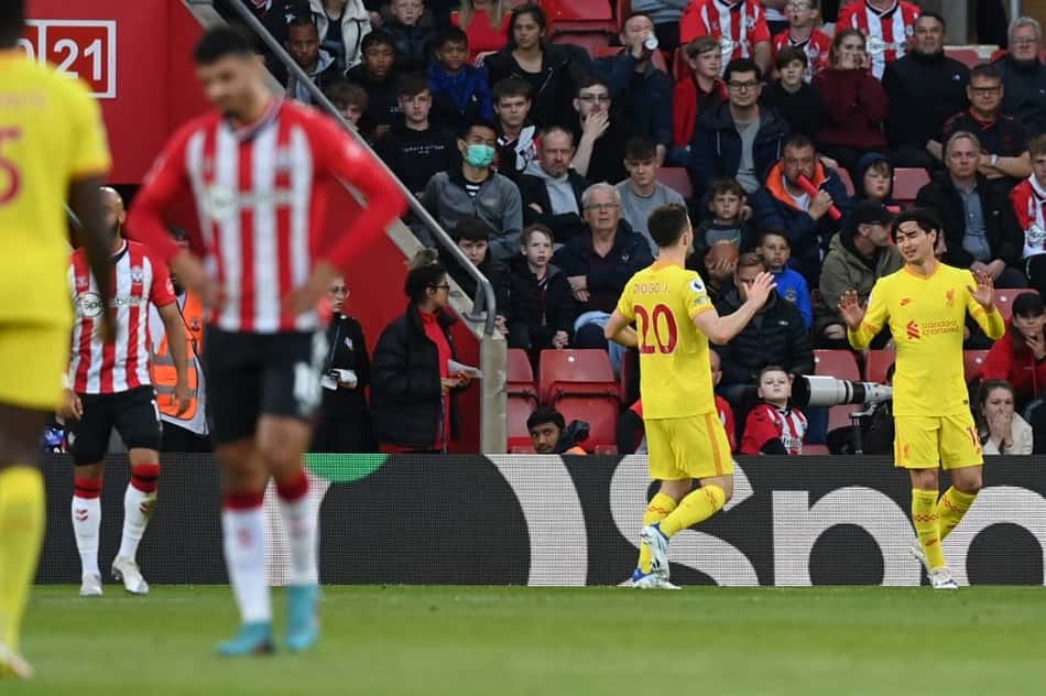 Liverpool vence o Southampton de virada e segue na briga pelo título inglês com o Manchester City