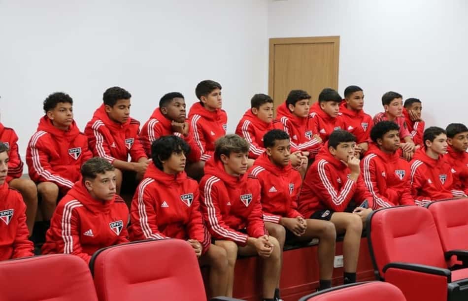 No Morumbi, equipe sub-14 do São Paulo participa de aula sobre a história do clube