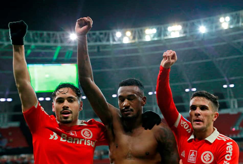 Com gols de Edenilson e gesto contra o racismo, Internacional vence o Independiente Medellín