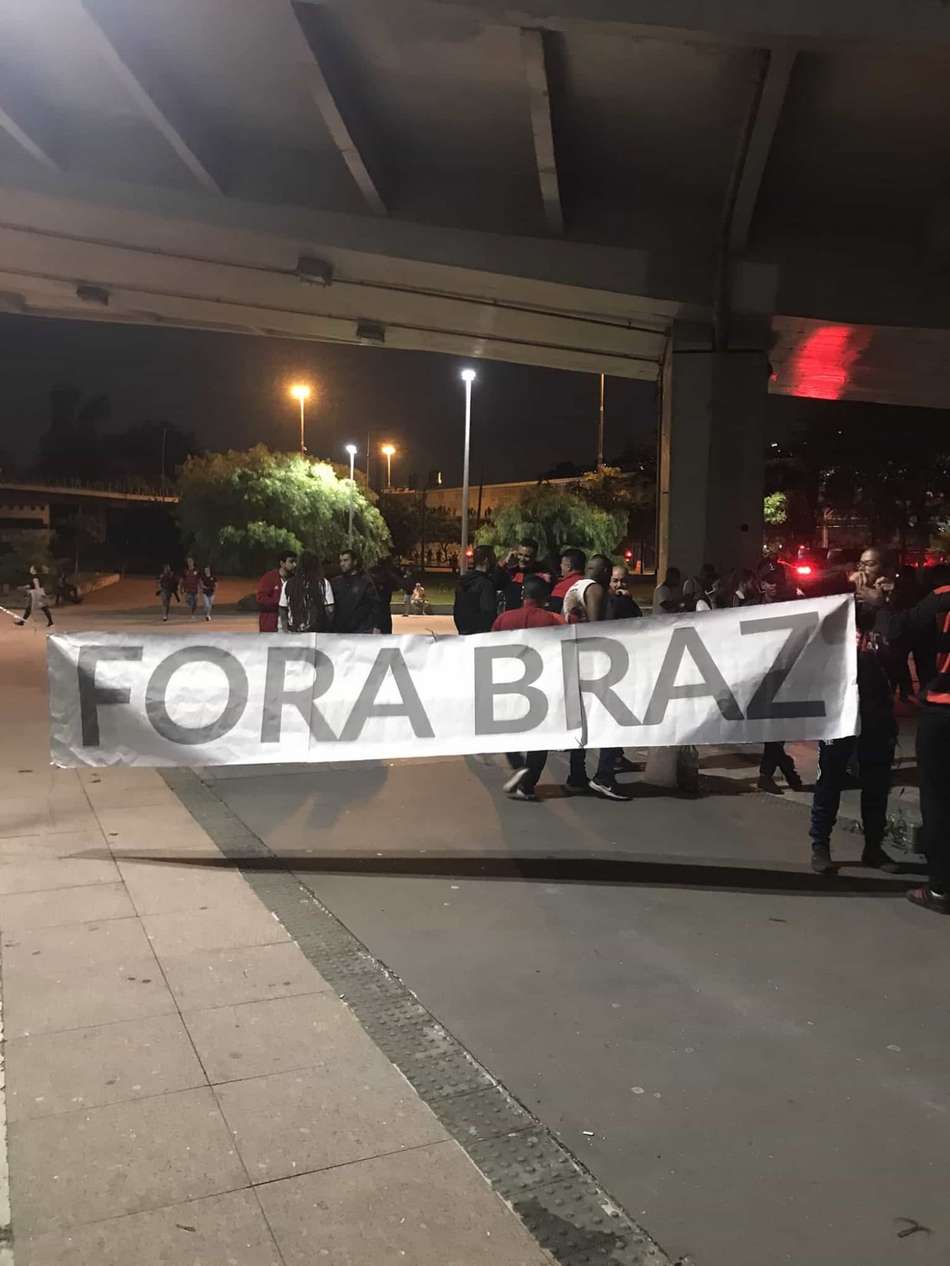 Torcida do Flamengo leva faixas contra diretoria, Paulo Sousa e Conmebol 'racista' ao Maracanã