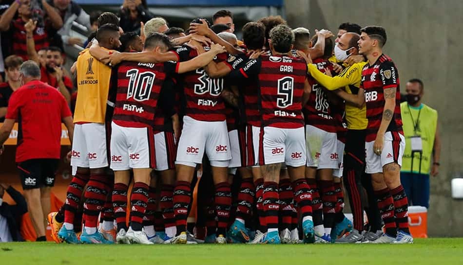 Flamengo supera cobranças, vence a Católica e garante vaga nas oitavas da Libertadores