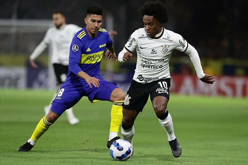 Com um a menos na reta final, Corinthians segura empate contra o Boca e fica perto da vaga