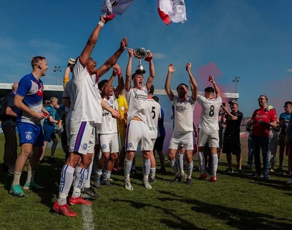 Com donos e técnico brasileiro, Wakefield AFC conquista a 11ª divisão na Inglaterra