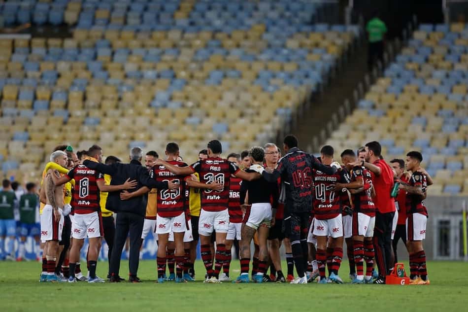 Hugo é abraçado por jogadores do Flamengo após vaias, e Paulo Sousa pede 'honestidade' nas avaliações
