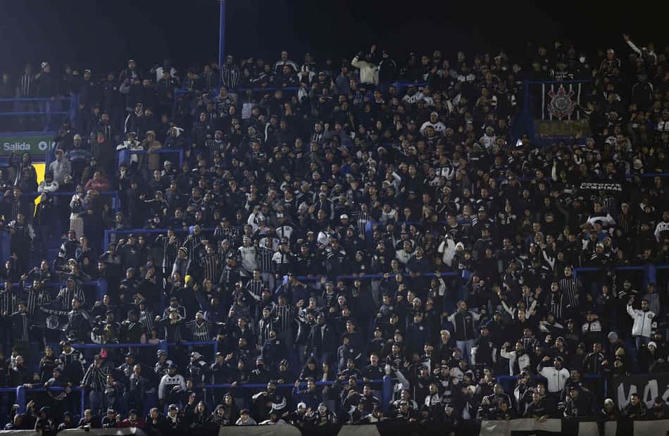 Mesmo com transtorno para entrada, torcida do Corinthians dita ritmo da Bombonera contra o Boca