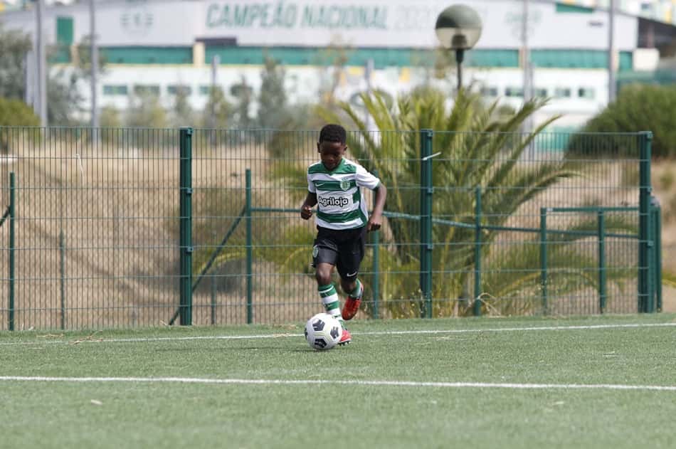 Conheça Erick Pereira, brasileiro de oito anos da base do Sporting