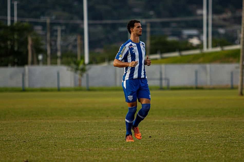 Após renovar contrato, Arthur Chamonge treina com elenco profissional no Avaí