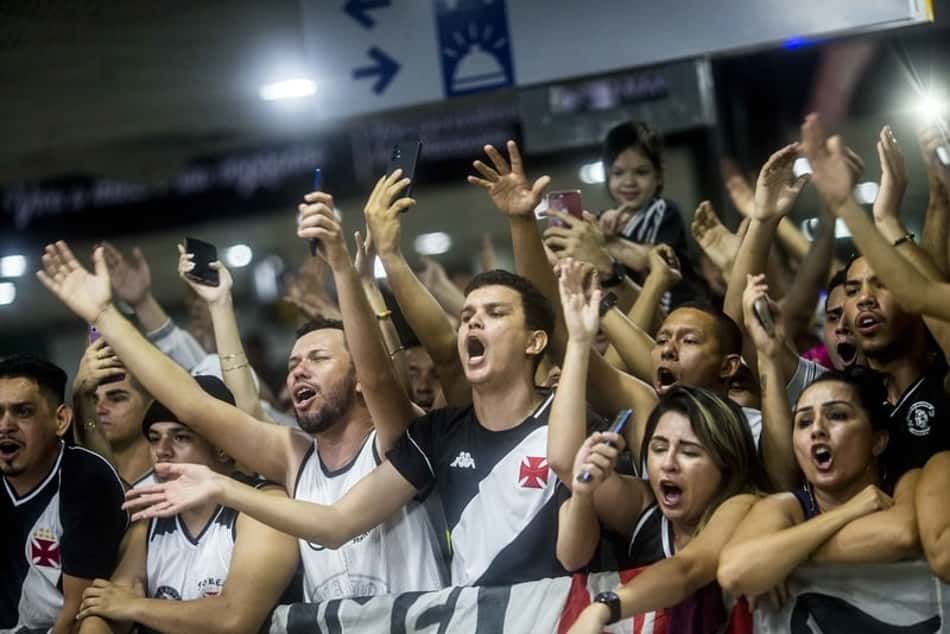 Com festa da torcida, Vasco desembarca em Manaus para duelo contra o Guarani pela Série B