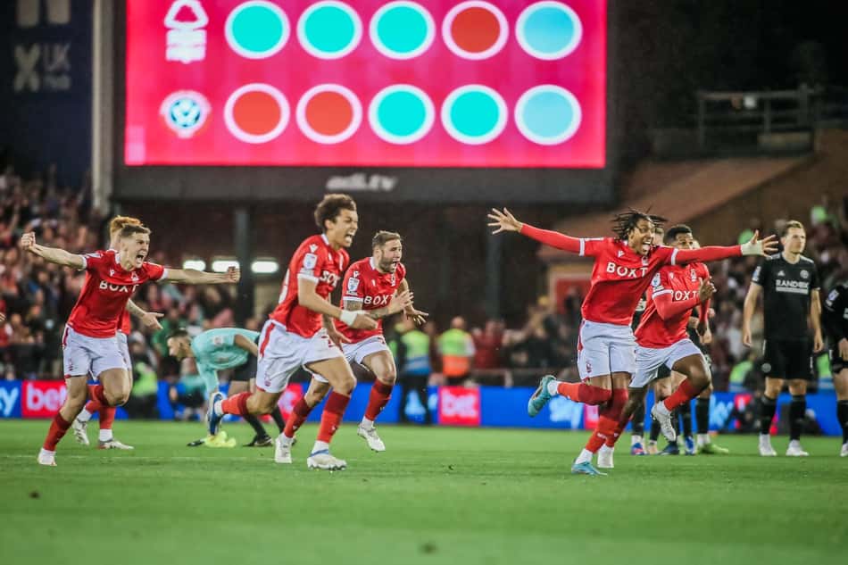 Torcedor do Nottingham Forest invade o campo em comemoração e agride jogador do Sheffield United