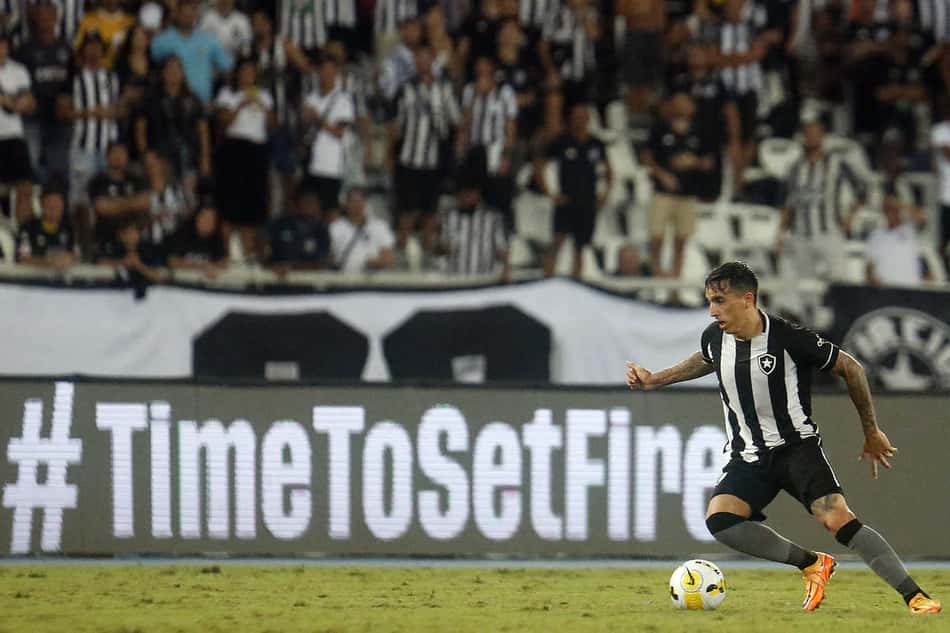 Saravia vê crescimento do Botafogo na parte física e afirma: 'Somos uma equipe muito intensa'