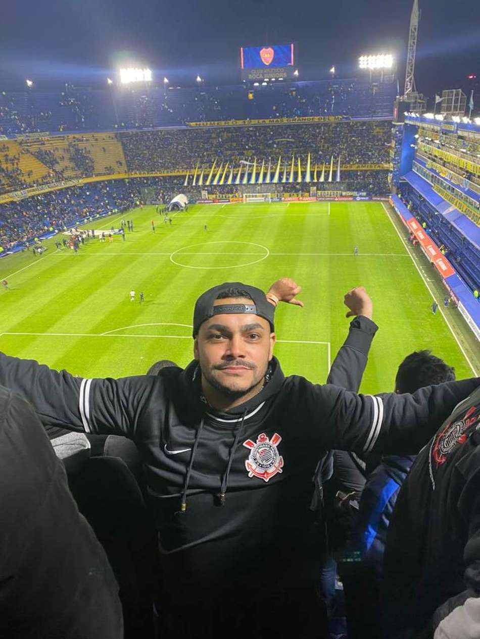 Torcedor perde voo, consegue chegar para acompanhar o Corinthians na Bombonera e ajuda amigos com ingressos