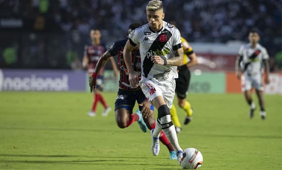 Gabriel Pec se destaca também na marcação e se firma no Vasco; Figueiredo completa dupla de pontas