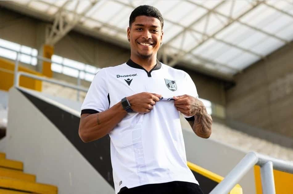 Volante brasileiro acerta com o Vitória de Guimarães para 2022/23