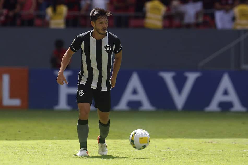 Veja por que Oyama se consolidou no meio-campo do Botafogo