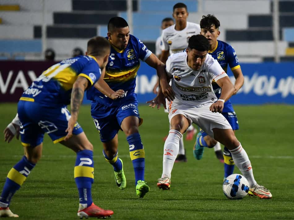Everton-CHI vence Ayacucho e 'adia' classificação do São Paulo na Copa Sul-Americana