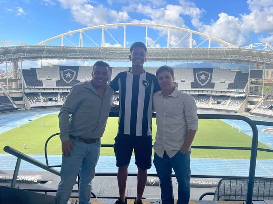Kawan assina primeiro contrato profissional com o Botafogo: 'Mais um sonho realizado'