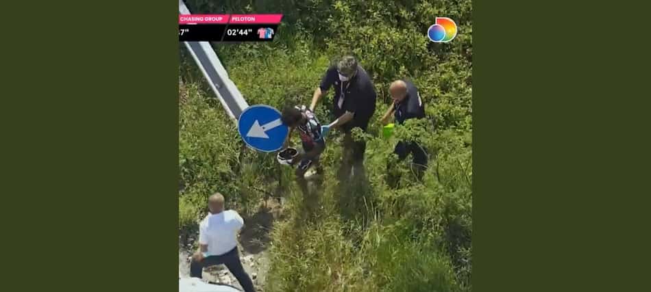 Ciclista erra curva durante corrida na Itália e vai parar em matagal