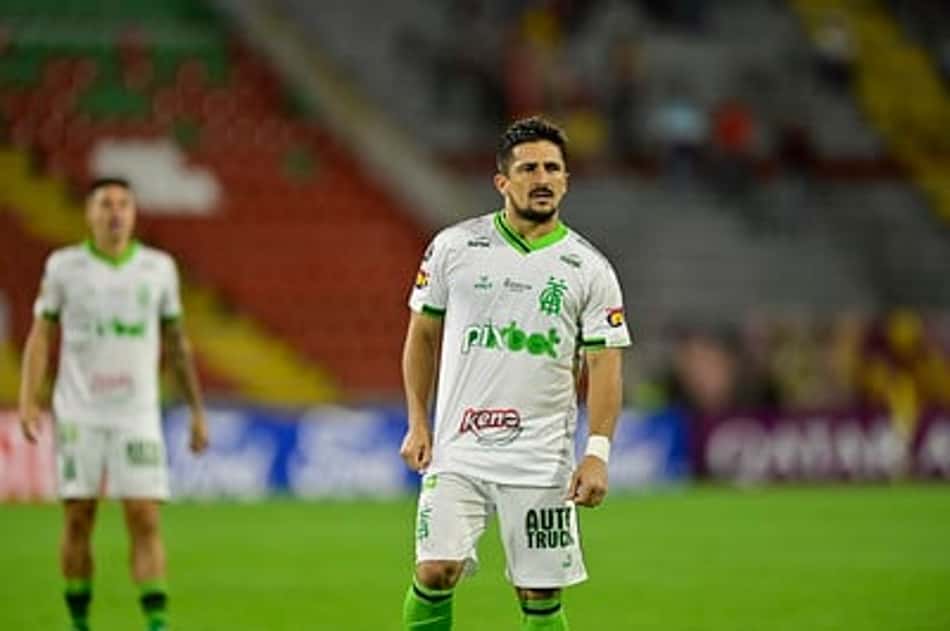 Com possíveis lesões de Aloísio e Conti, América-MG pode ter um time inteiro no DM