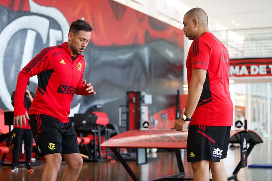 Diego Alves tem reunião com direção, Diego Ribas e Paulo Sousa; clima esquenta no Flamengo