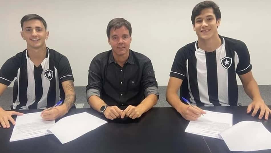 Botafogo assina primeiro contrato profissional com Vargas e Batata, atacantes do sub-17