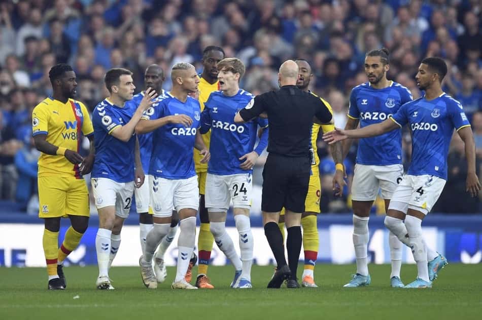 Richarlison marca, Everton vence de virada no fim e se livra do rebaixamento na Premier League