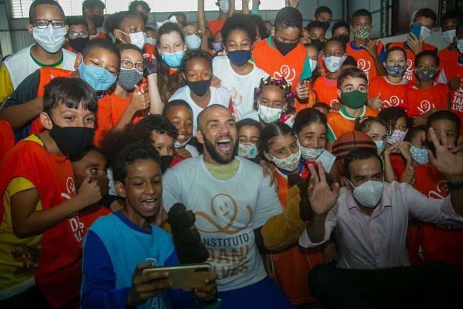 Daniel Alves comemora crescimento do seu Instituto na Bahia