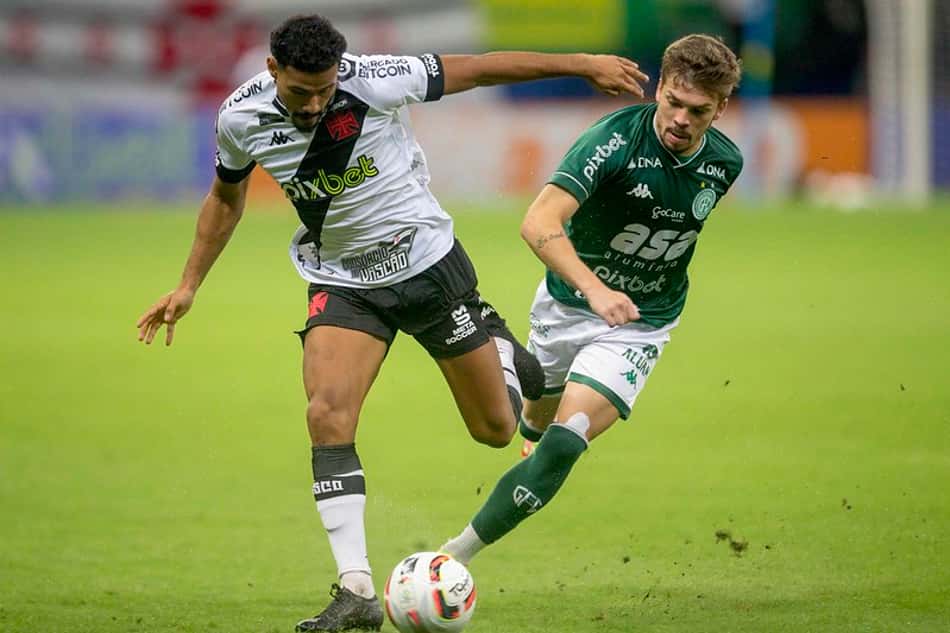 Gabriel Dias recebe o terceiro cartão amarelo na Série B e desfalca o Vasco contra o Brusque