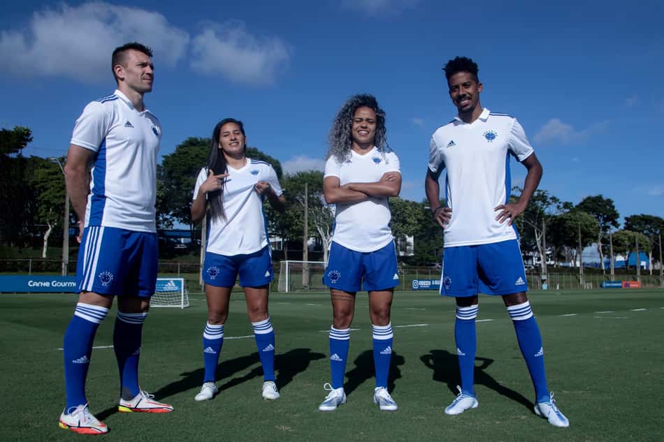 Cruzeiro lança oficialmente camisa branca; estreia acontecerá no domingo