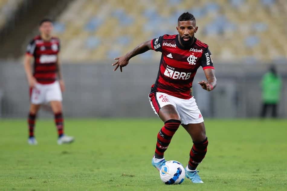 Com renovação em pauta, Rodinei pode alcançar marca expressiva pelo Flamengo diante do Goiás