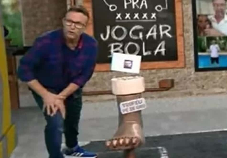 Neto mostra bolo 'Pé de Rato' para aniversário de um ano do último gol de Luan no Corinthians