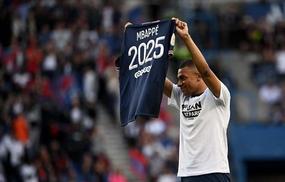 PSG anuncia renovação de Mbappé, que é ovacionado em Paris