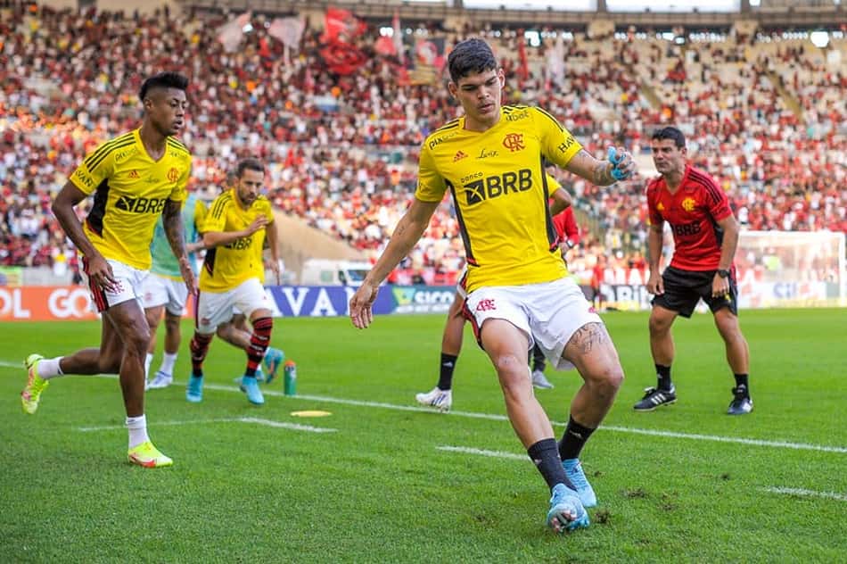 Na web, torcedores do Flamengo destacam boa atuação de Ayrton Lucas