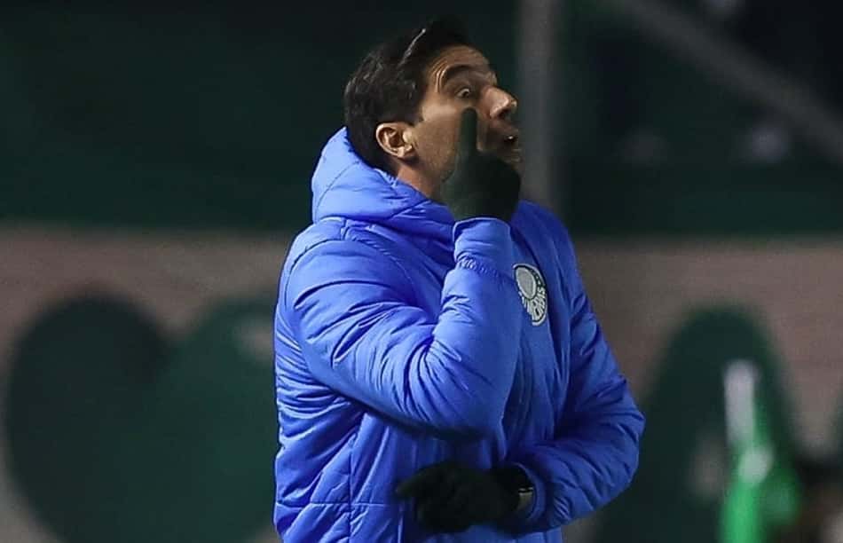 Abel leva o terceiro amarelo e desfalca o Palmeiras contra o Santos pelo Brasileirão