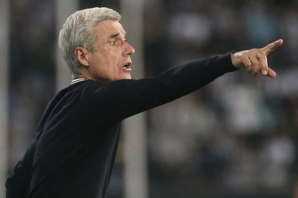 Luís Castro vê dois tempos distintos, mas valoriza ambição do Botafogo: 'Cada jogo como uma batalha'