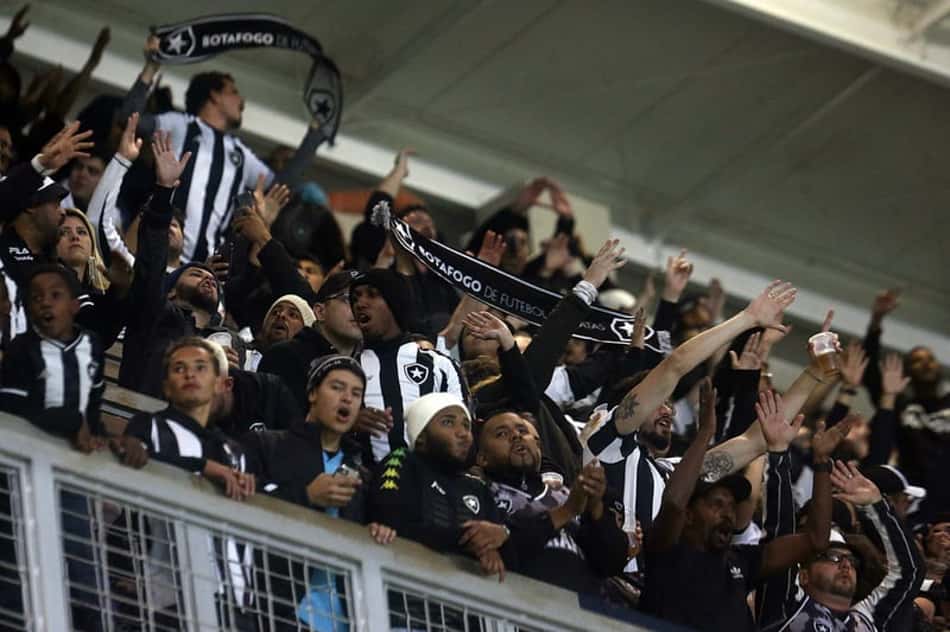 Em súmula, árbitro relata bombas lançadas e sinalizadores acesos na torcida do Botafogo no Independência