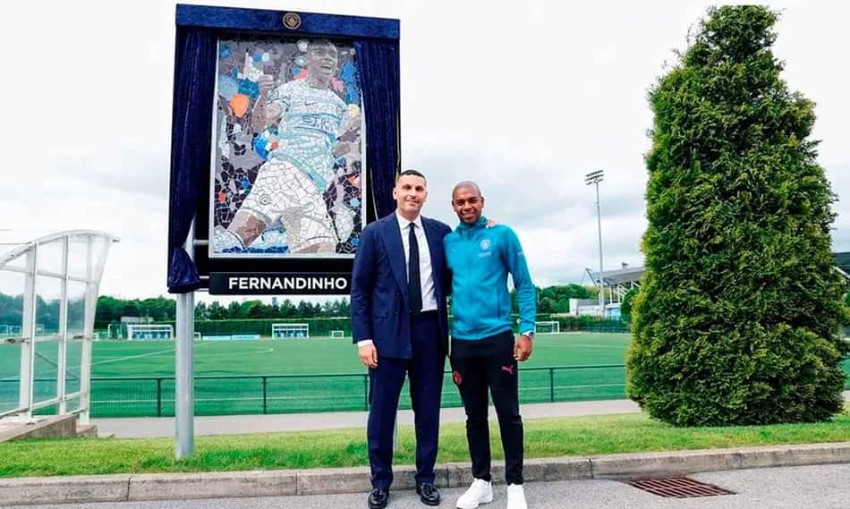 Fernandinho recebe mosaico e ganha 'campo' no CT do Manchester City
