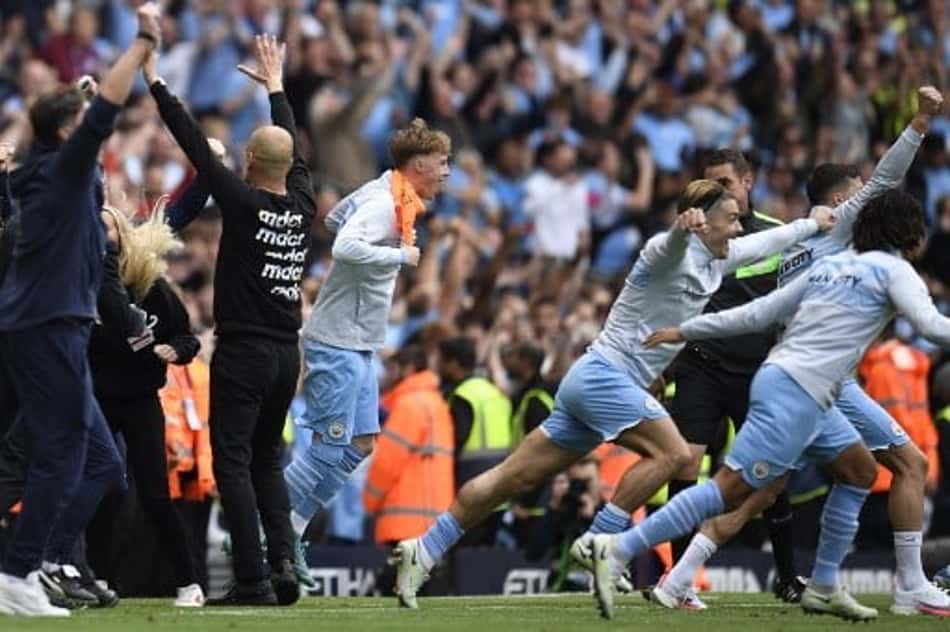 Torcida do Manchester City invade gramado para comemorar título do Campeonato Inglês